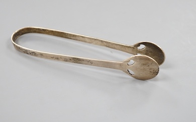 A pair of Edwardian Liberty & Co Cymric sugar tongs, Birmingham, 1903, 12cm.